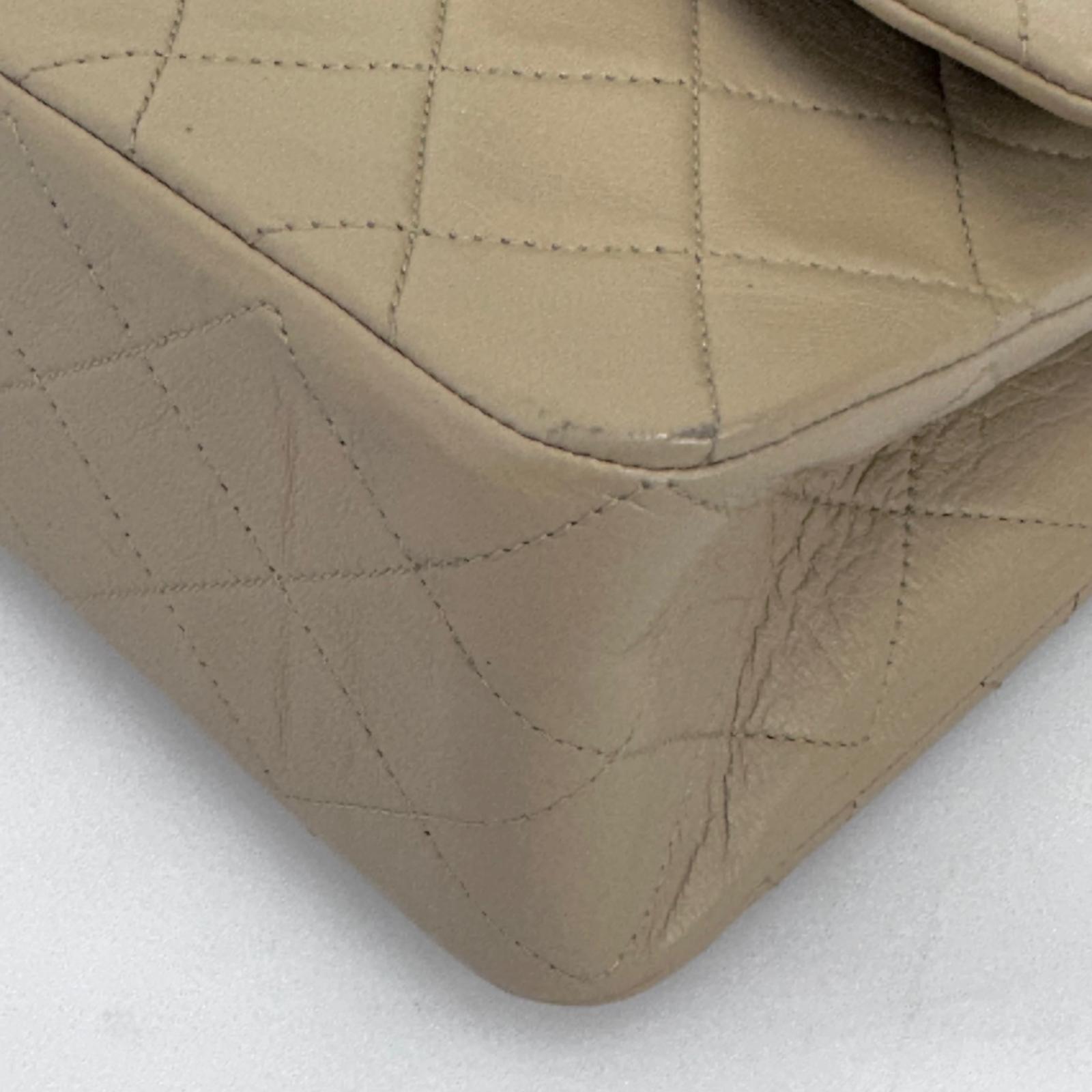 Chanel borsa vintage a spalla Classic Flap 25 cm in pelle di agnello beige