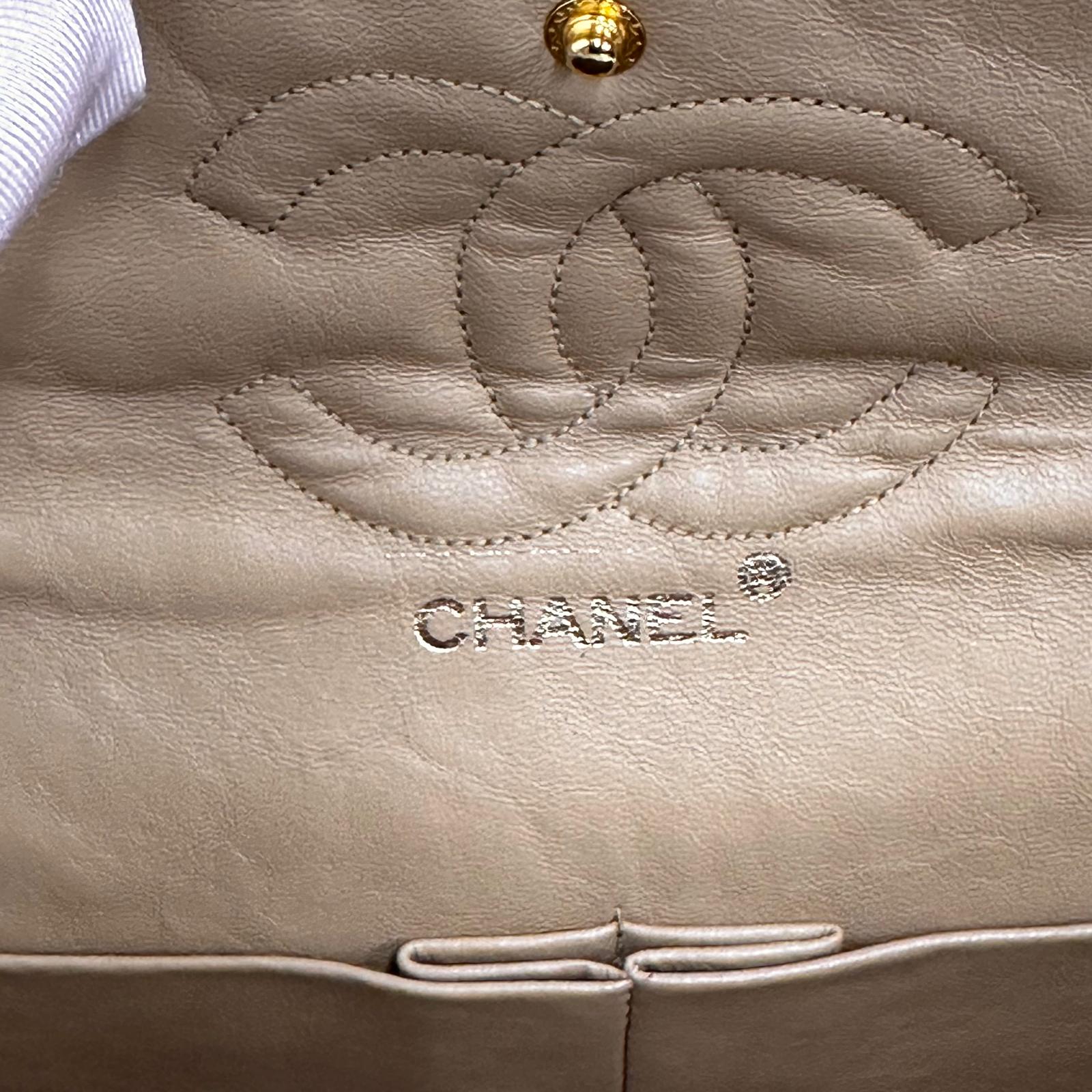 Chanel borsa vintage a spalla Classic Flap 25 cm in pelle di agnello beige