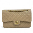 Chanel borsa vintage a spalla Classic Flap 25 cm in pelle di agnello beige