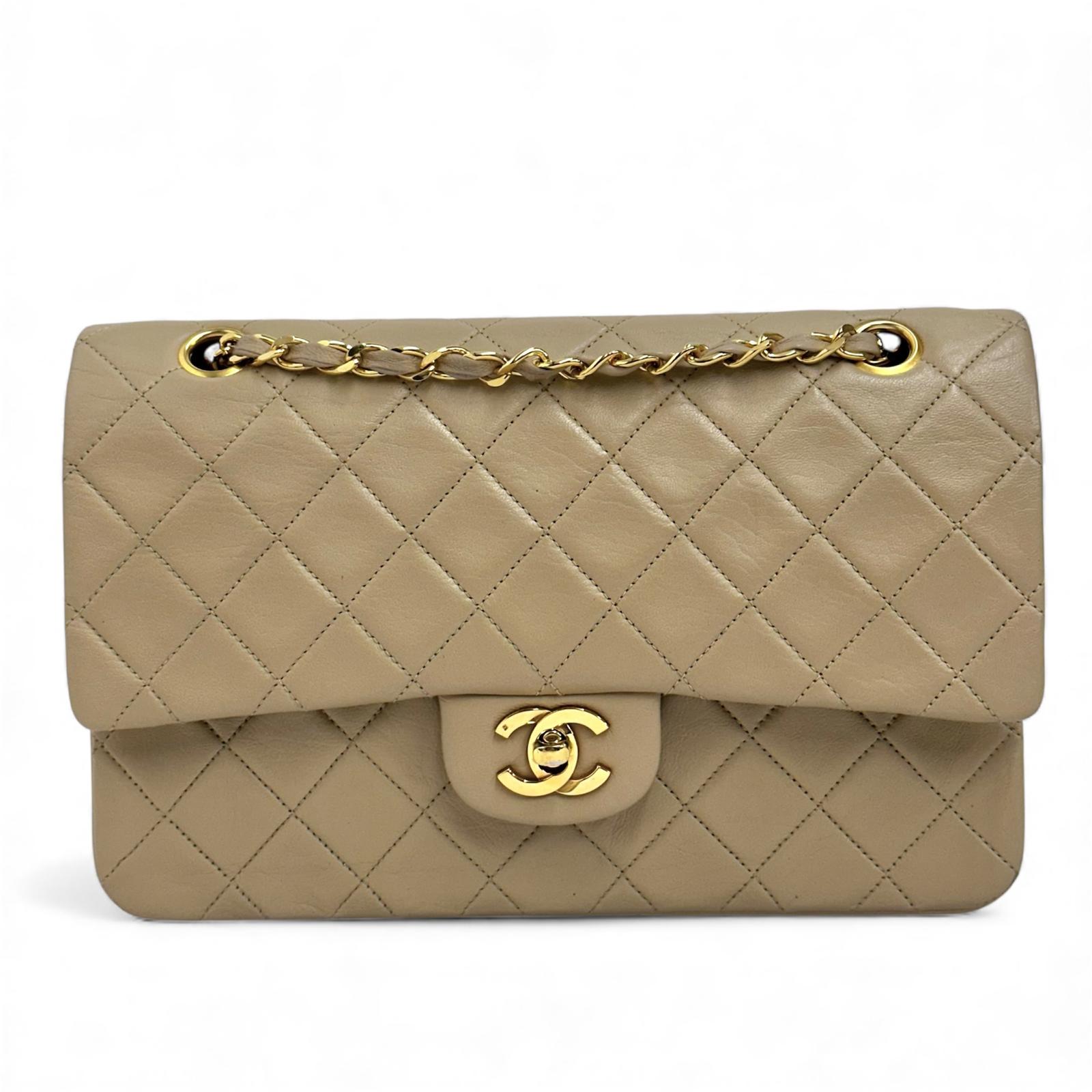 Chanel borsa vintage a spalla Classic Flap 25 cm in pelle di agnello beige