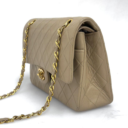 Chanel borsa vintage a spalla Classic Flap 25 cm in pelle di agnello beige