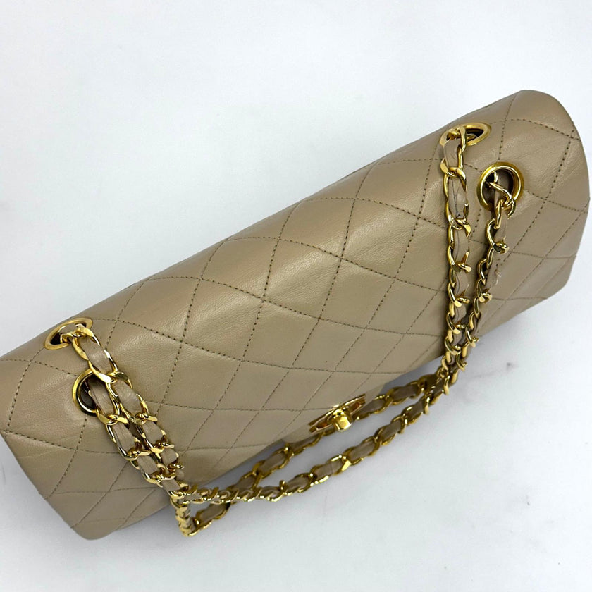 Chanel borsa vintage a spalla Classic Flap 25 cm in pelle di agnello beige