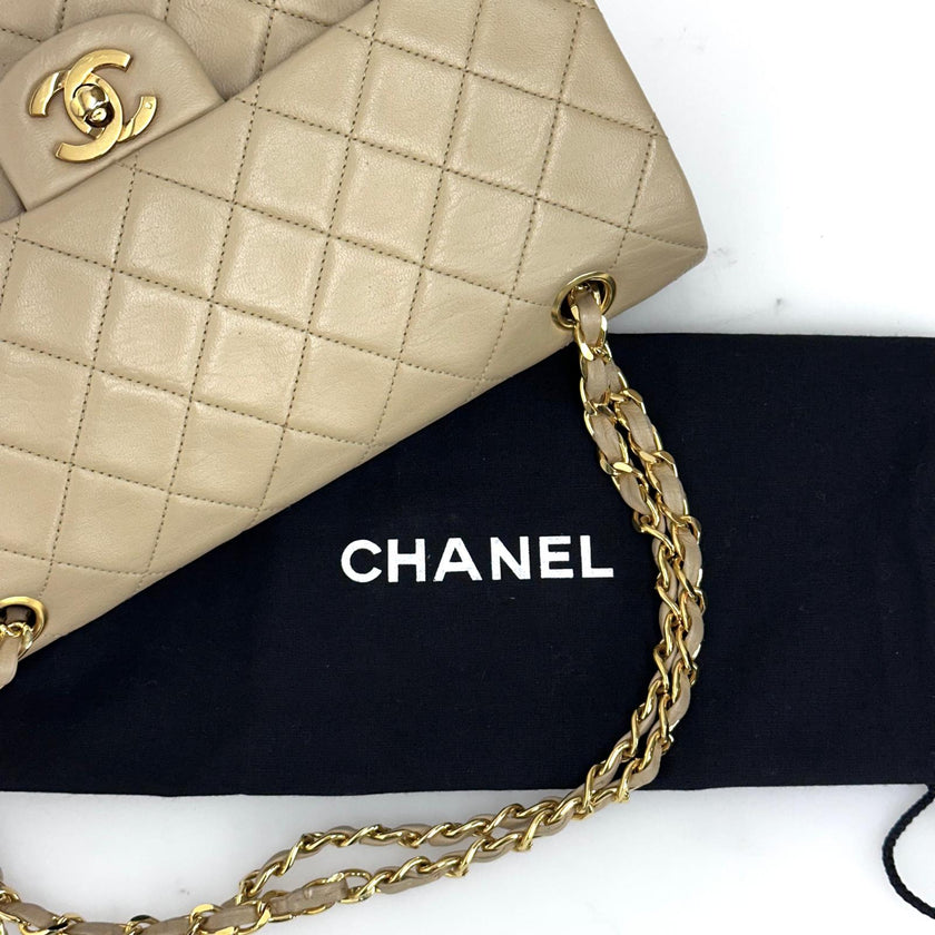 Chanel borsa vintage a spalla Classic Flap 25 cm in pelle di agnello beige