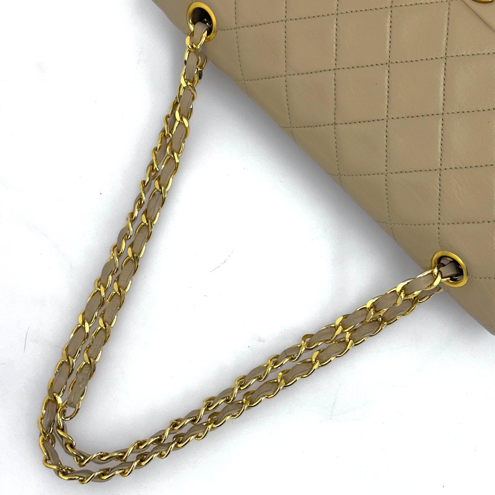 Chanel borsa vintage a spalla Classic Flap 25 cm in pelle di agnello beige