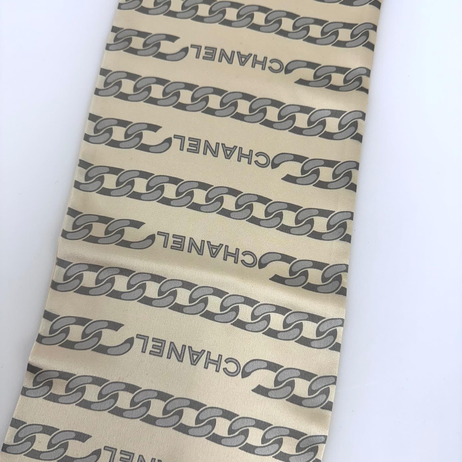 Chanel sciarpa in seta con stampa catena