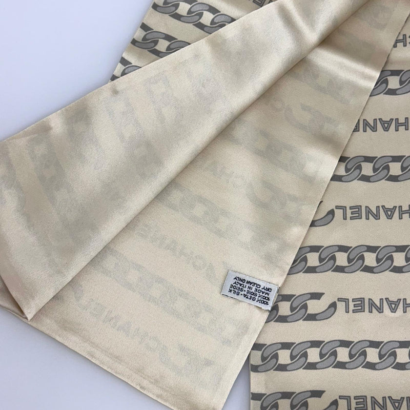 Chanel sciarpa in seta con stampa catena