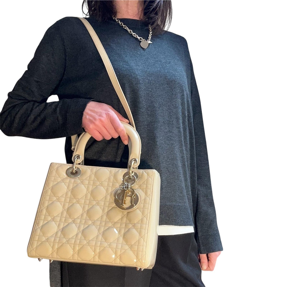 Christian Dior Borsa Lady Dior Media in vernice beige con tracolla