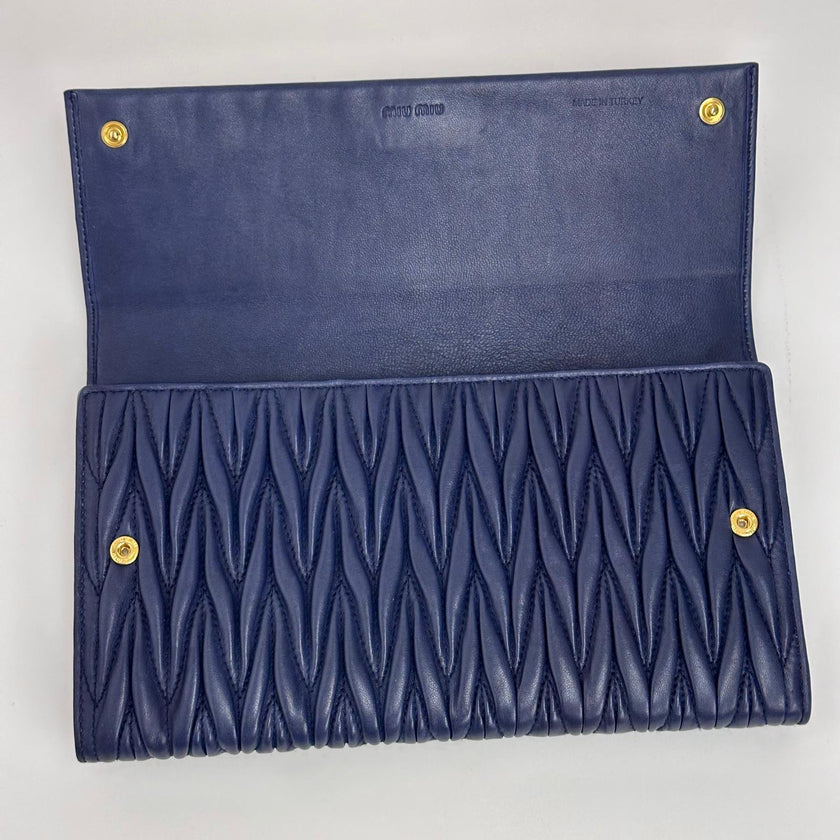 Clutch Miu Miu in pelle blu Matelassé con pochette removibili