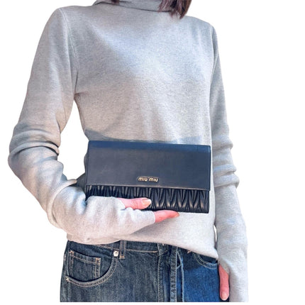 Clutch Miu Miu in pelle blu Matelassé con pochette removibili