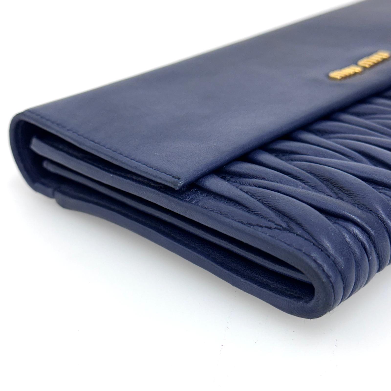 Clutch Miu Miu in pelle blu Matelassé con pochette removibili