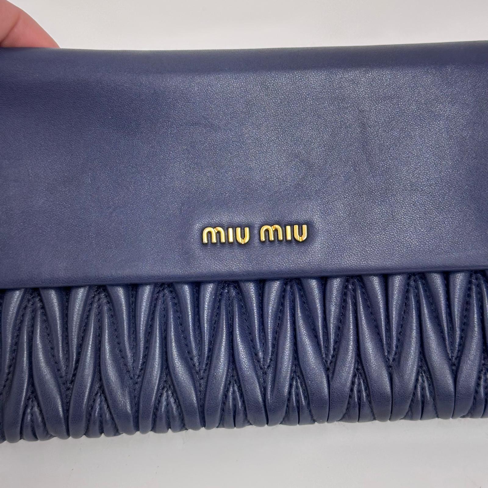 Clutch Miu Miu in pelle blu Matelassé con pochette removibili