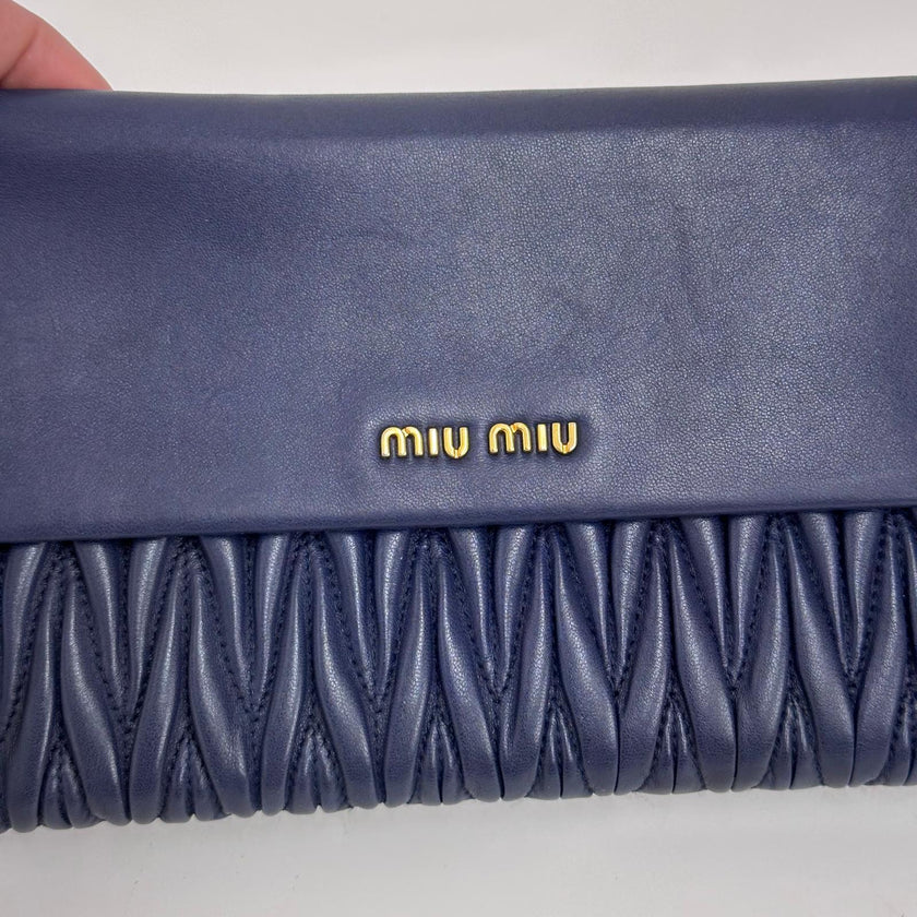 Clutch Miu Miu in pelle blu Matelassé con pochette removibili