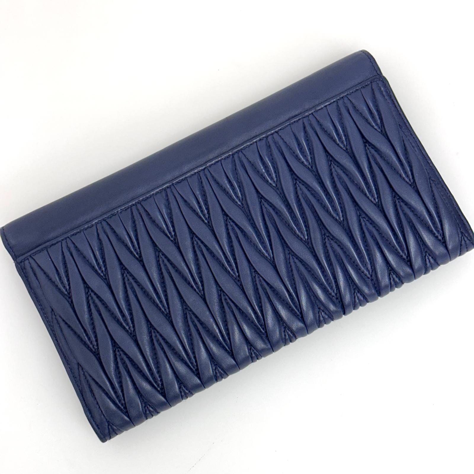 Clutch Miu Miu in pelle blu Matelassé con pochette removibili