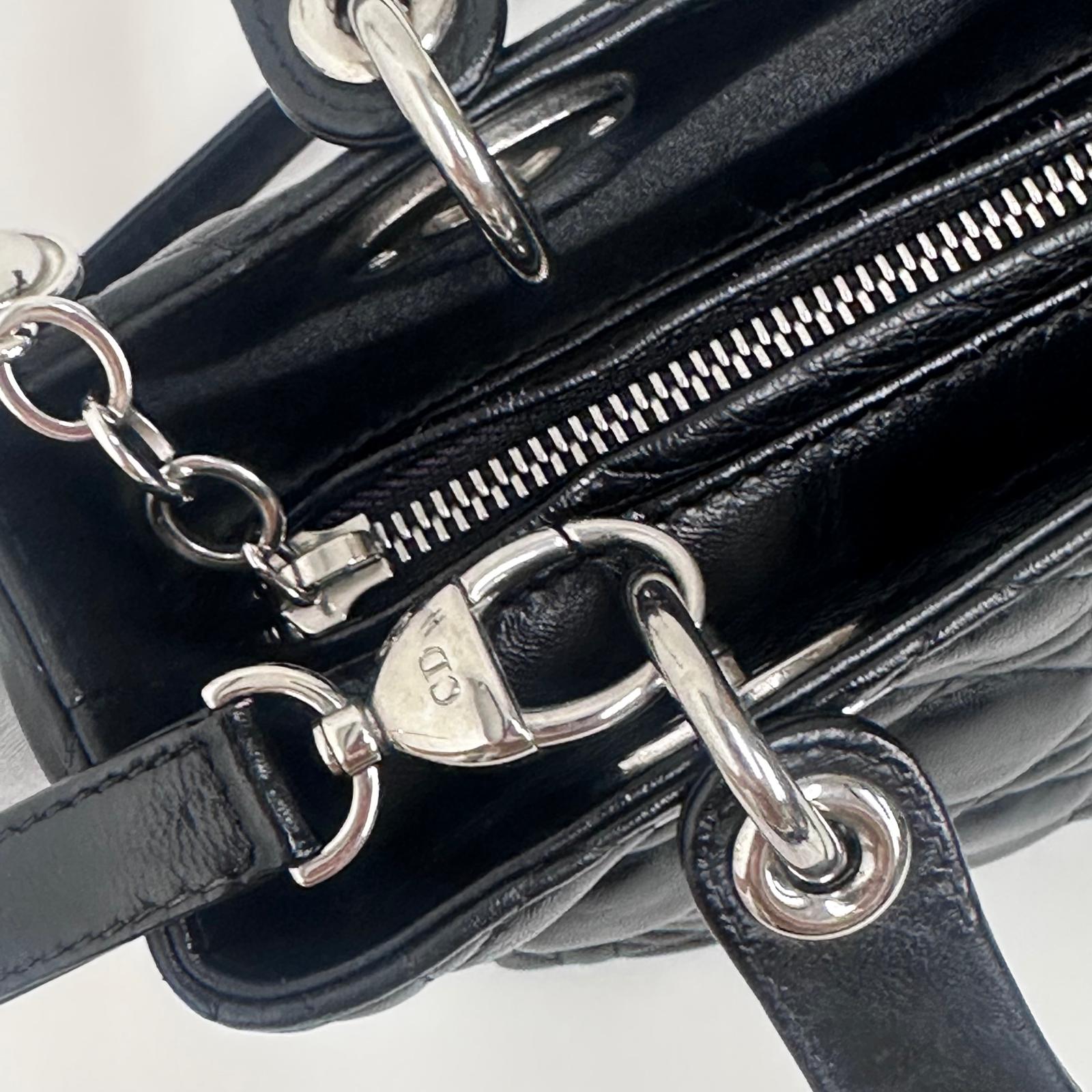 Dior Borsa a mano e tracolla Lady Dior Medium in pelle nera cannage
