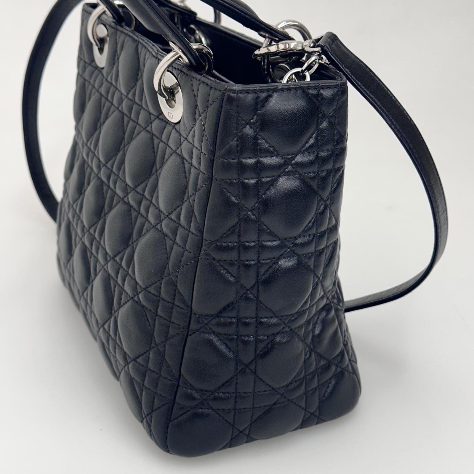 Dior Borsa a mano e tracolla Lady Dior Medium in pelle nera cannage
