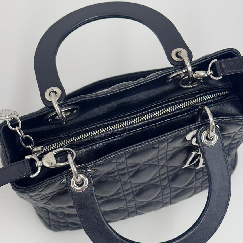 Dior Borsa a mano e tracolla Lady Dior Medium in pelle nera cannage