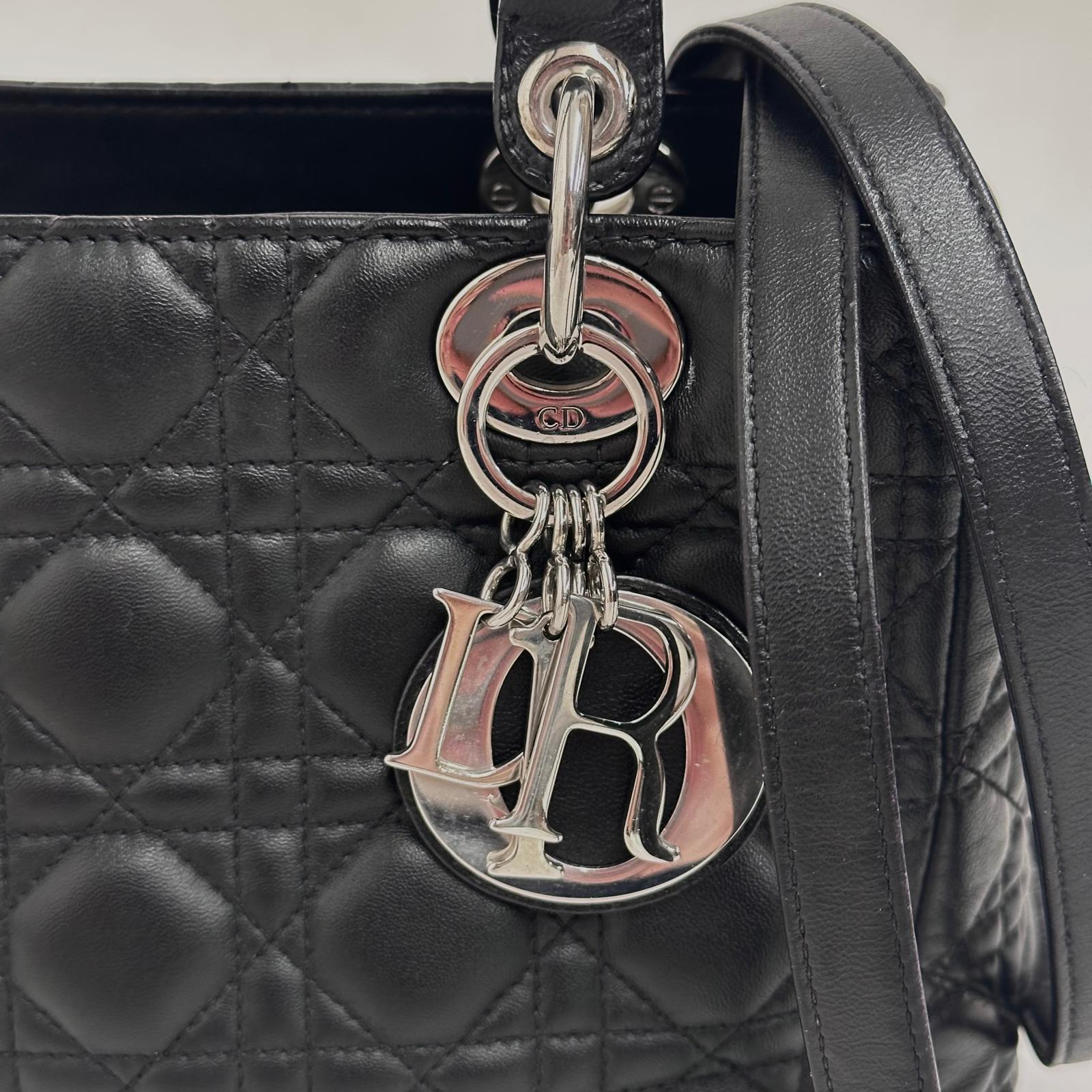 Dior Borsa a mano e tracolla Lady Dior Medium in pelle nera cannage