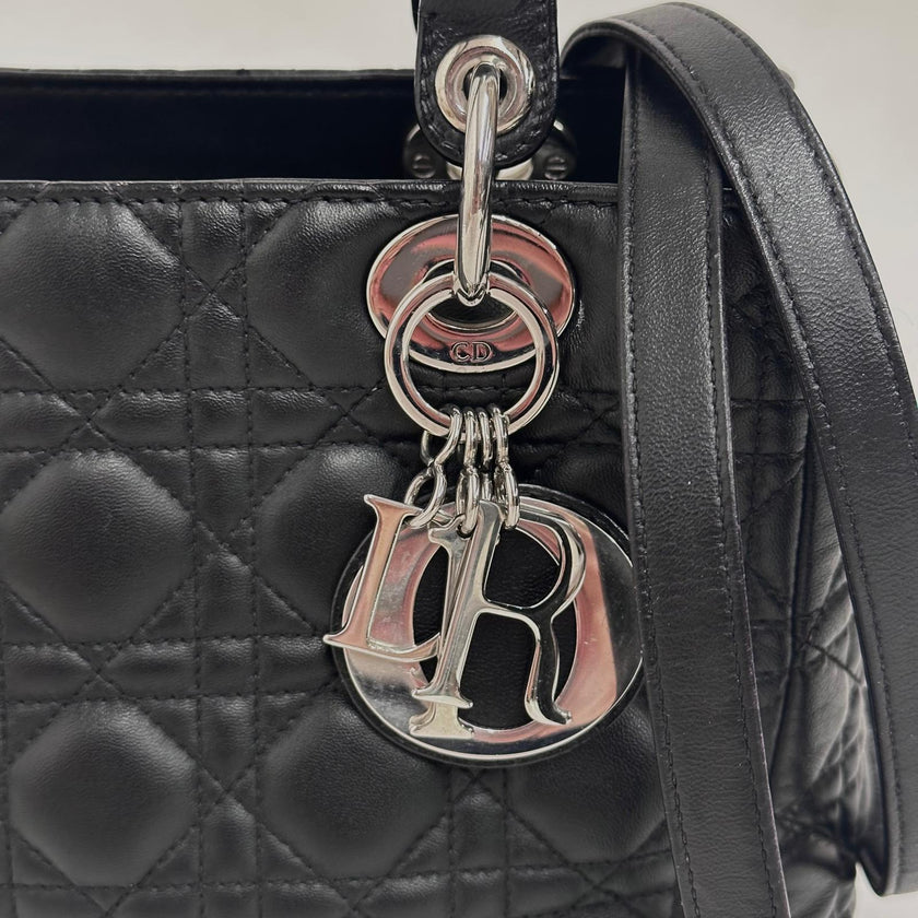 Dior Borsa a mano e tracolla Lady Dior Medium in pelle nera cannage