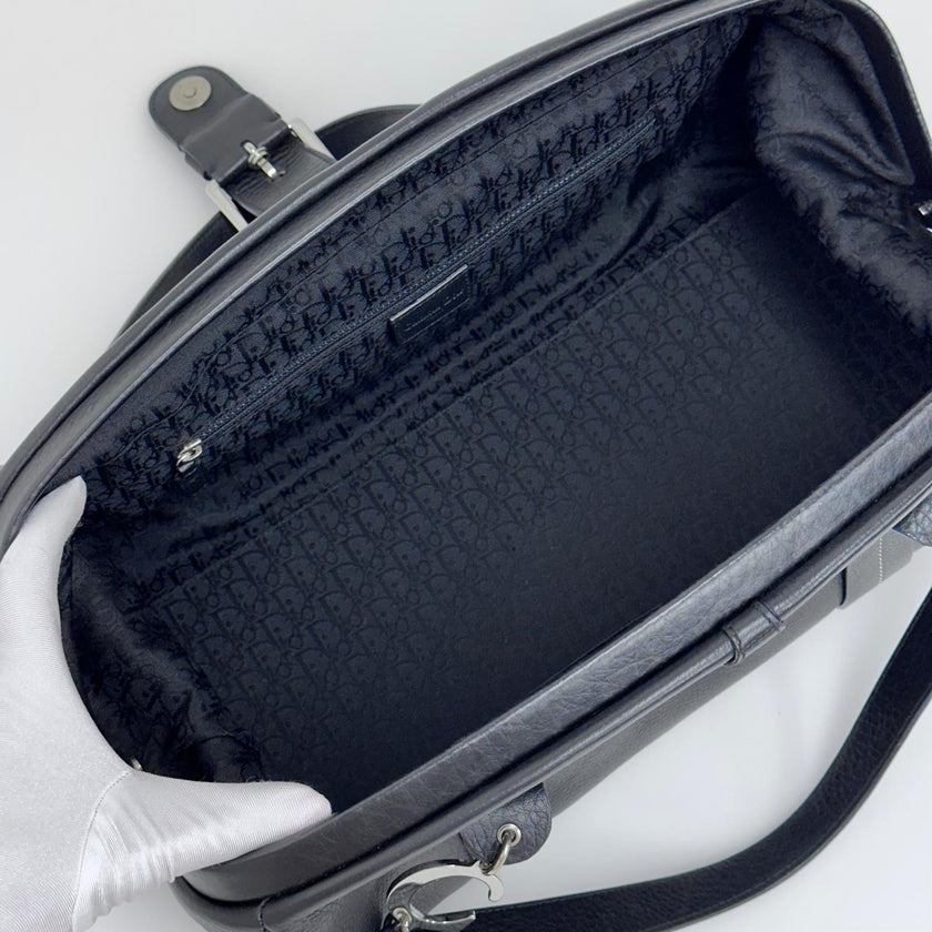 Dior Gaucho Bowling Bag in pelle nera con fibbia e charm CD