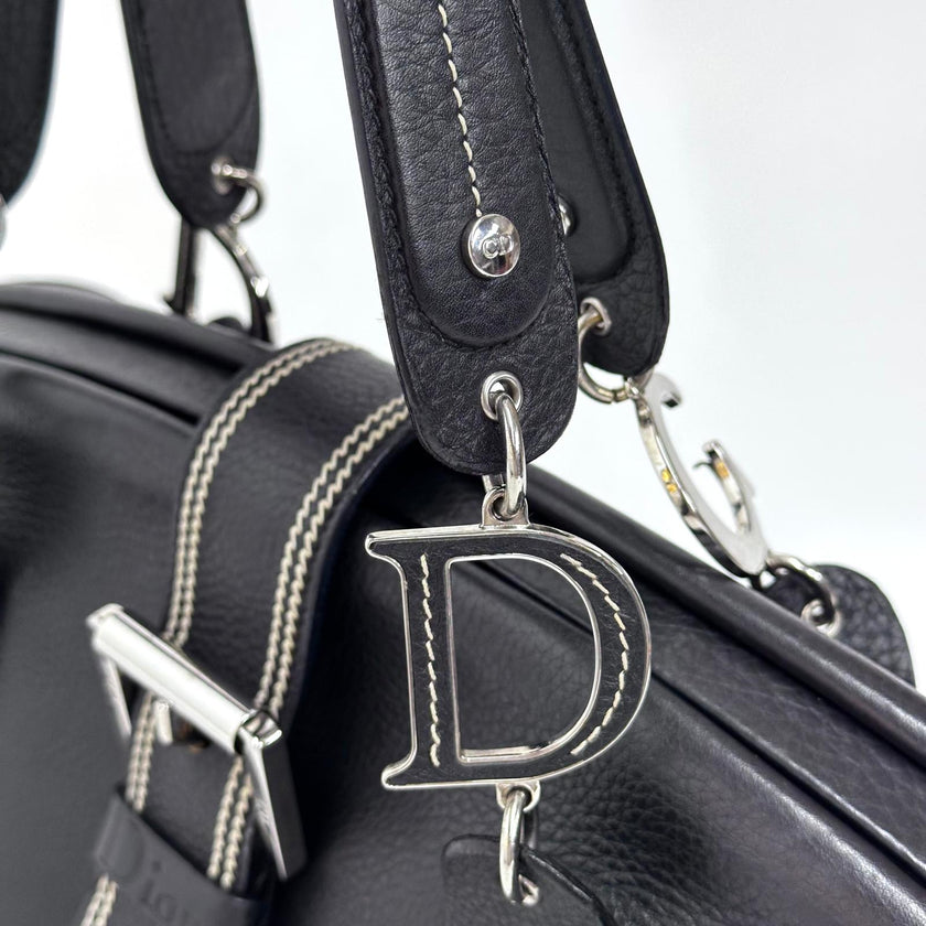 Dior Gaucho Bowling Bag in pelle nera con fibbia e charm CD