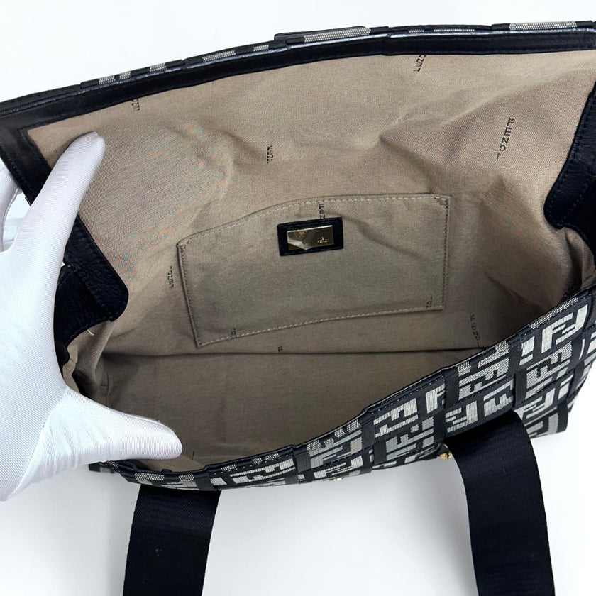 Fendi Baguette a mano in tessuto FF con dettagli in pelle nera