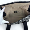 Fendi Baguette a mano in tessuto FF con dettagli in pelle nera