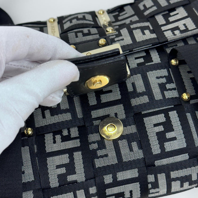 Fendi Baguette a mano in tessuto FF con dettagli in pelle nera
