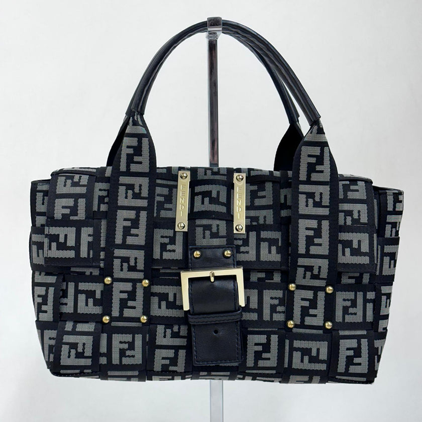 Fendi Baguette a mano in tessuto FF con dettagli in pelle nera