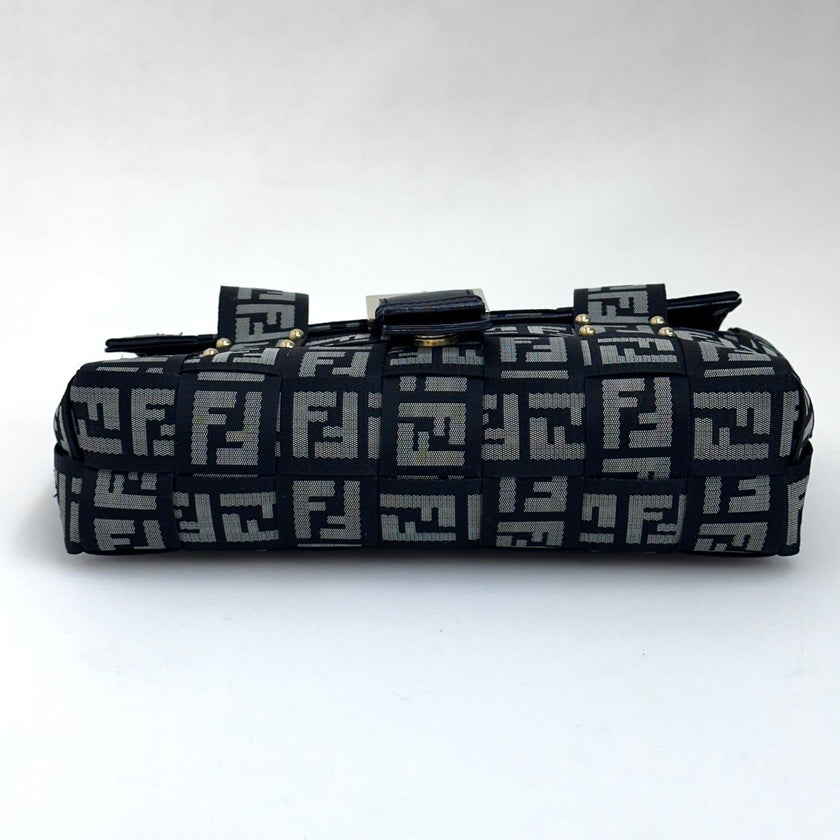 Fendi Baguette a mano in tessuto FF con dettagli in pelle nera