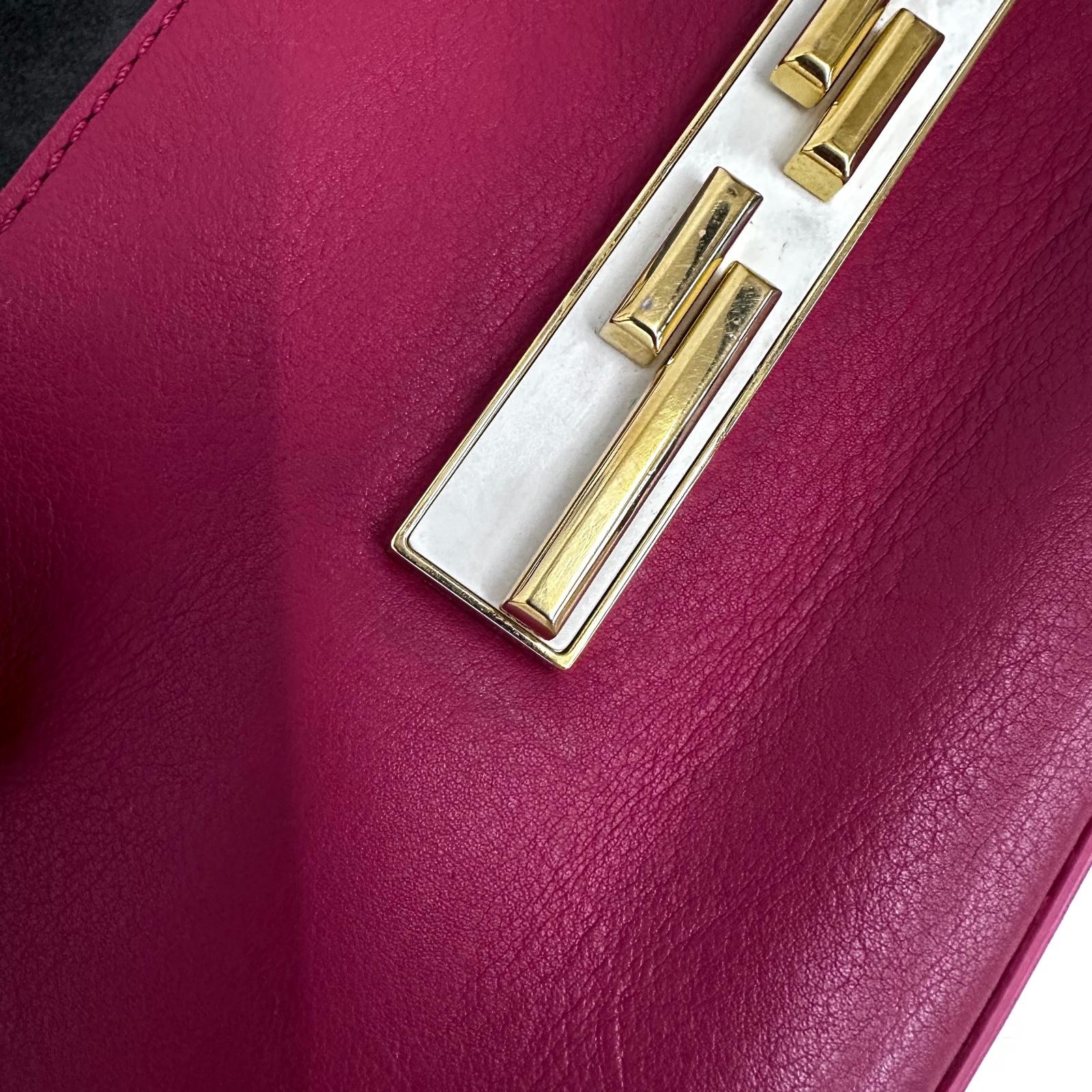 Fendi Baguette in pelle rosso amarena con chiusura FF in madreperla e metallo dorato