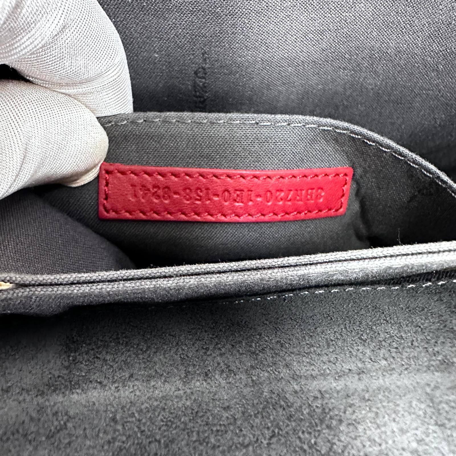 Fendi Baguette in pelle rosso amarena con chiusura FF in madreperla e metallo dorato