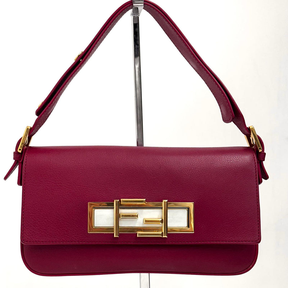 Fendi Baguette in pelle rosso amarena con chiusura FF in madreperla e metallo dorato
