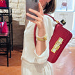 Fendi Baguette in pelle rosso amarena con chiusura FF in madreperla e metallo dorato