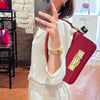 Fendi Baguette in pelle rosso amarena con chiusura FF in madreperla e metallo dorato