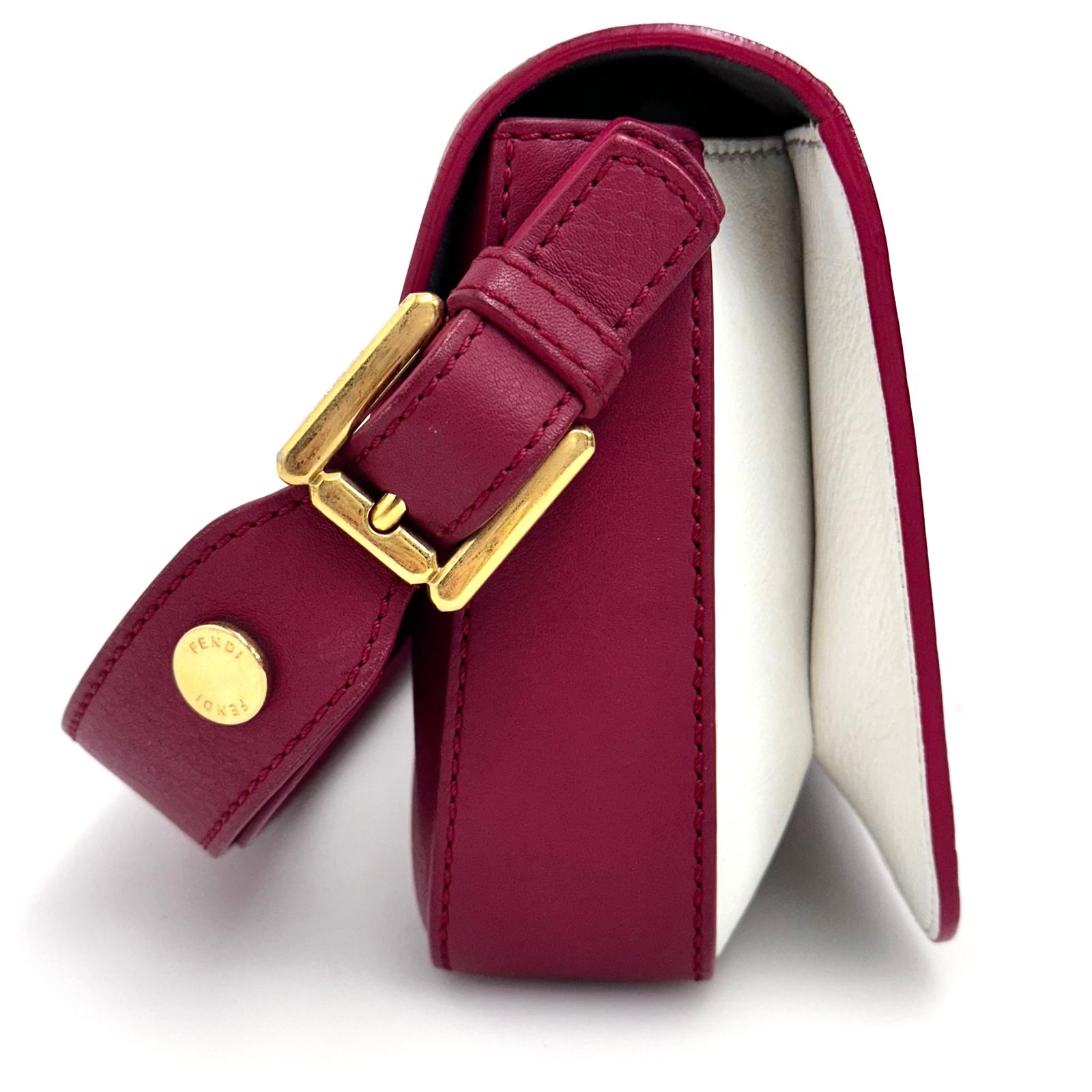 Fendi Baguette in pelle rosso amarena con chiusura FF in madreperla e metallo dorato