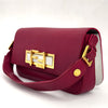 Fendi Baguette in pelle rosso amarena con chiusura FF in madreperla e metallo dorato