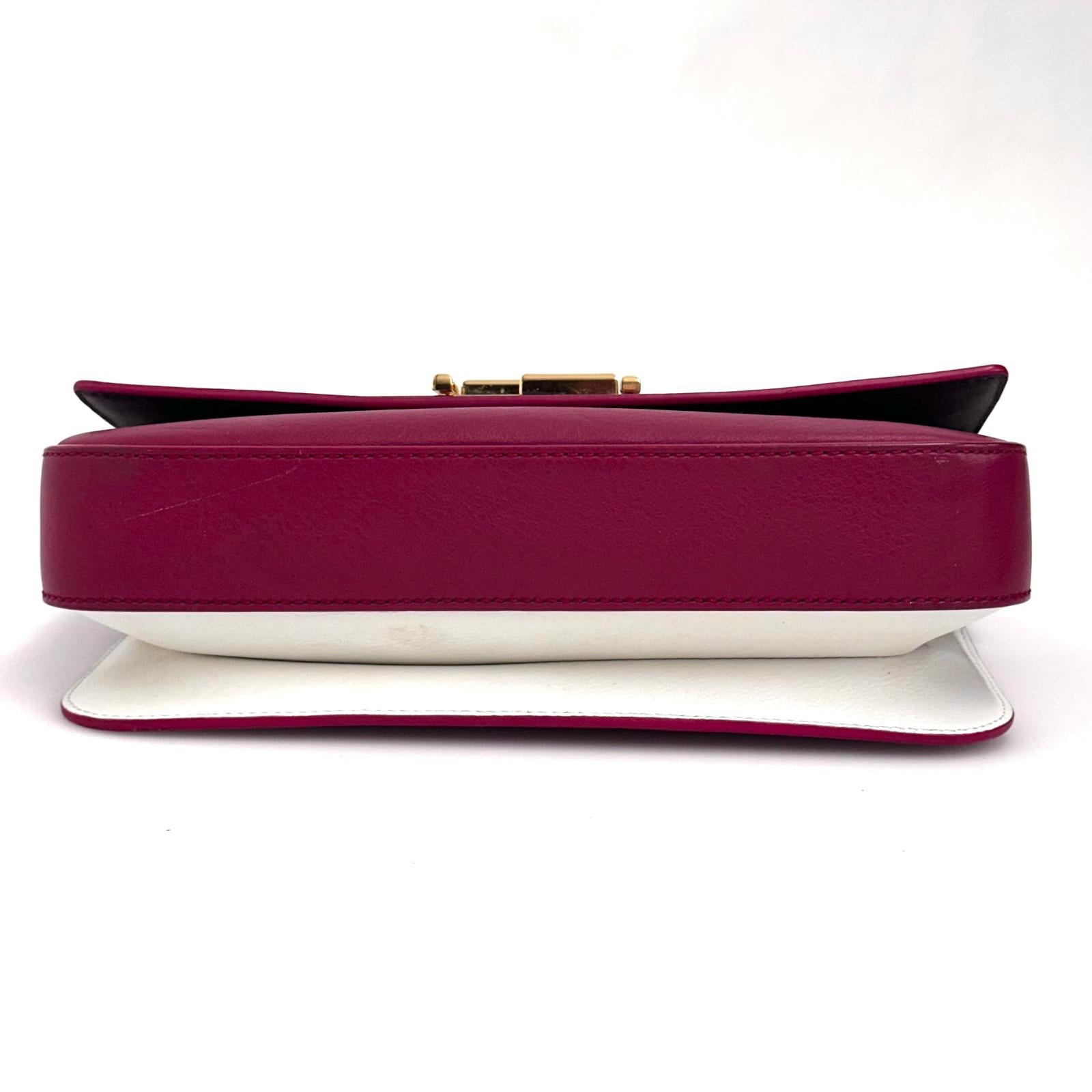 Fendi Baguette in pelle rosso amarena con chiusura FF in madreperla e metallo dorato