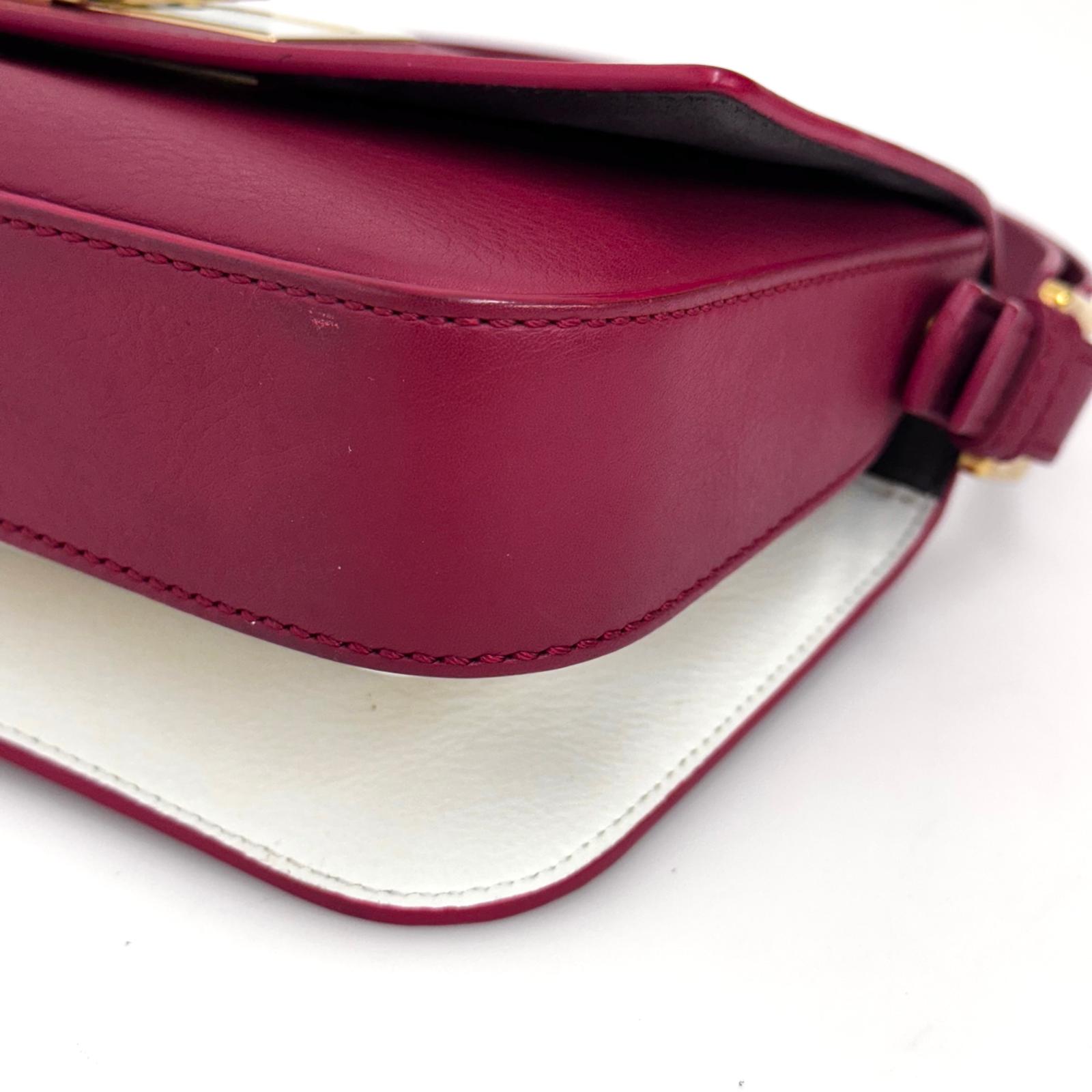 Fendi Baguette in pelle rosso amarena con chiusura FF in madreperla e metallo dorato