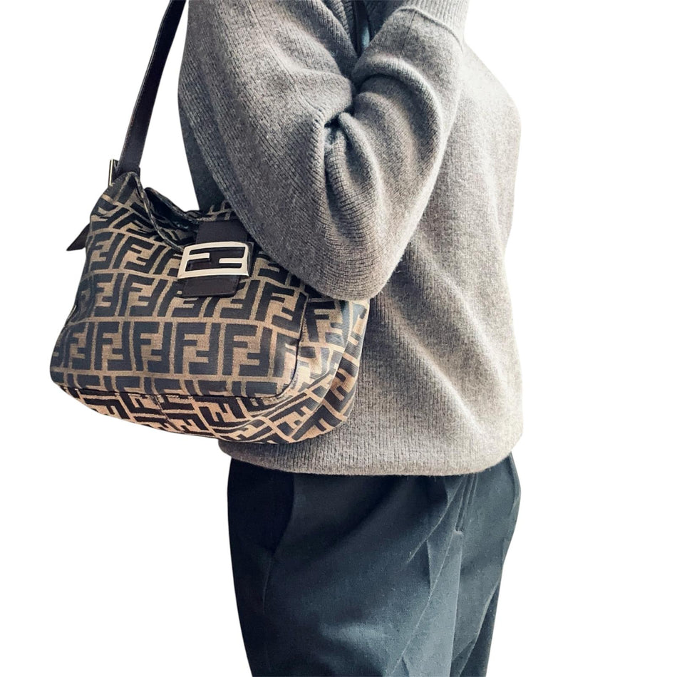 Fendi Borsa Mama Baguette a spalla in tela Zucca con finiture acciaio