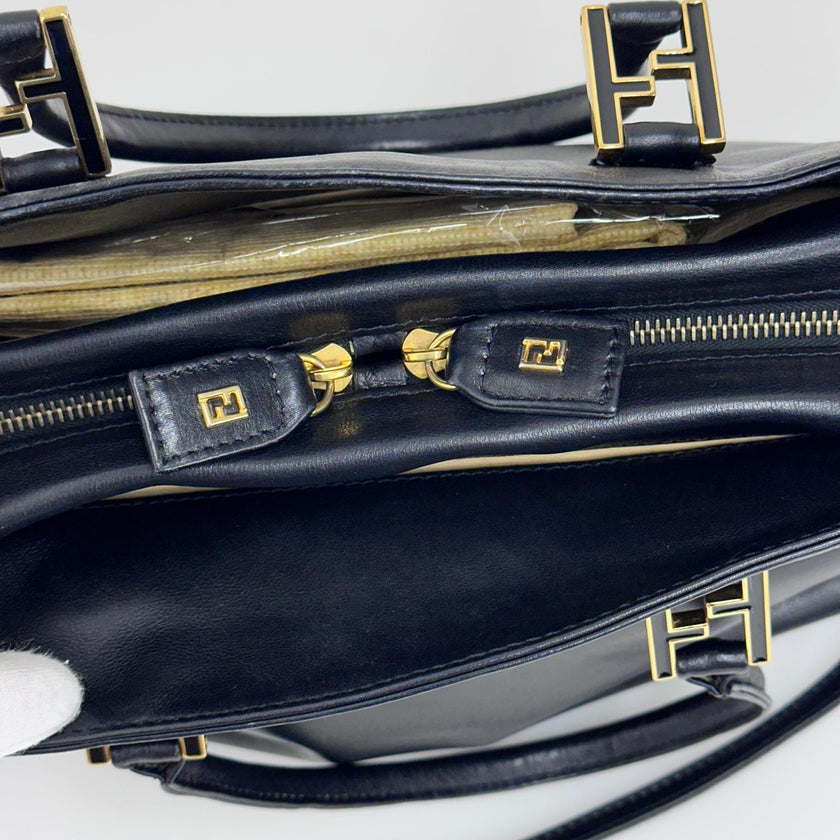 Fendi Borsa Vintage in Pelle Nera con Logo FF Dorato