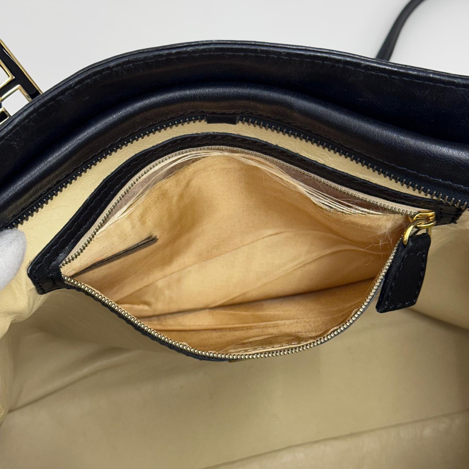 Fendi Borsa Vintage in Pelle Nera con Logo FF Dorato