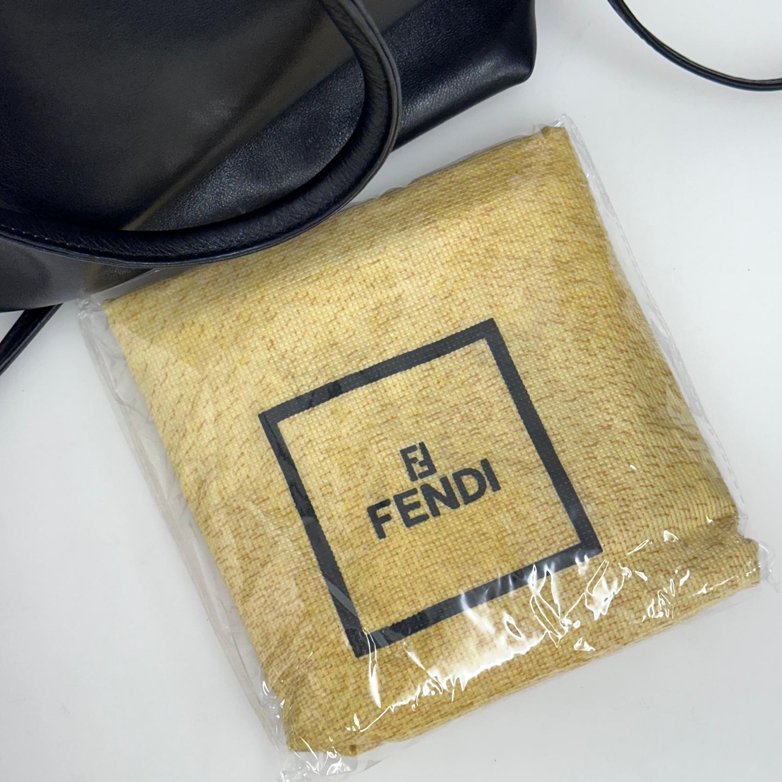 Fendi Borsa Vintage in Pelle Nera con Logo FF Dorato