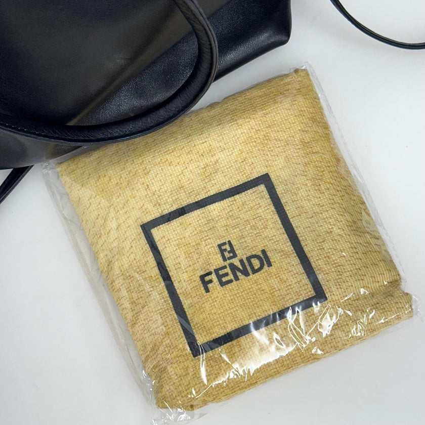 Fendi Borsa Vintage in Pelle Nera con Logo FF Dorato