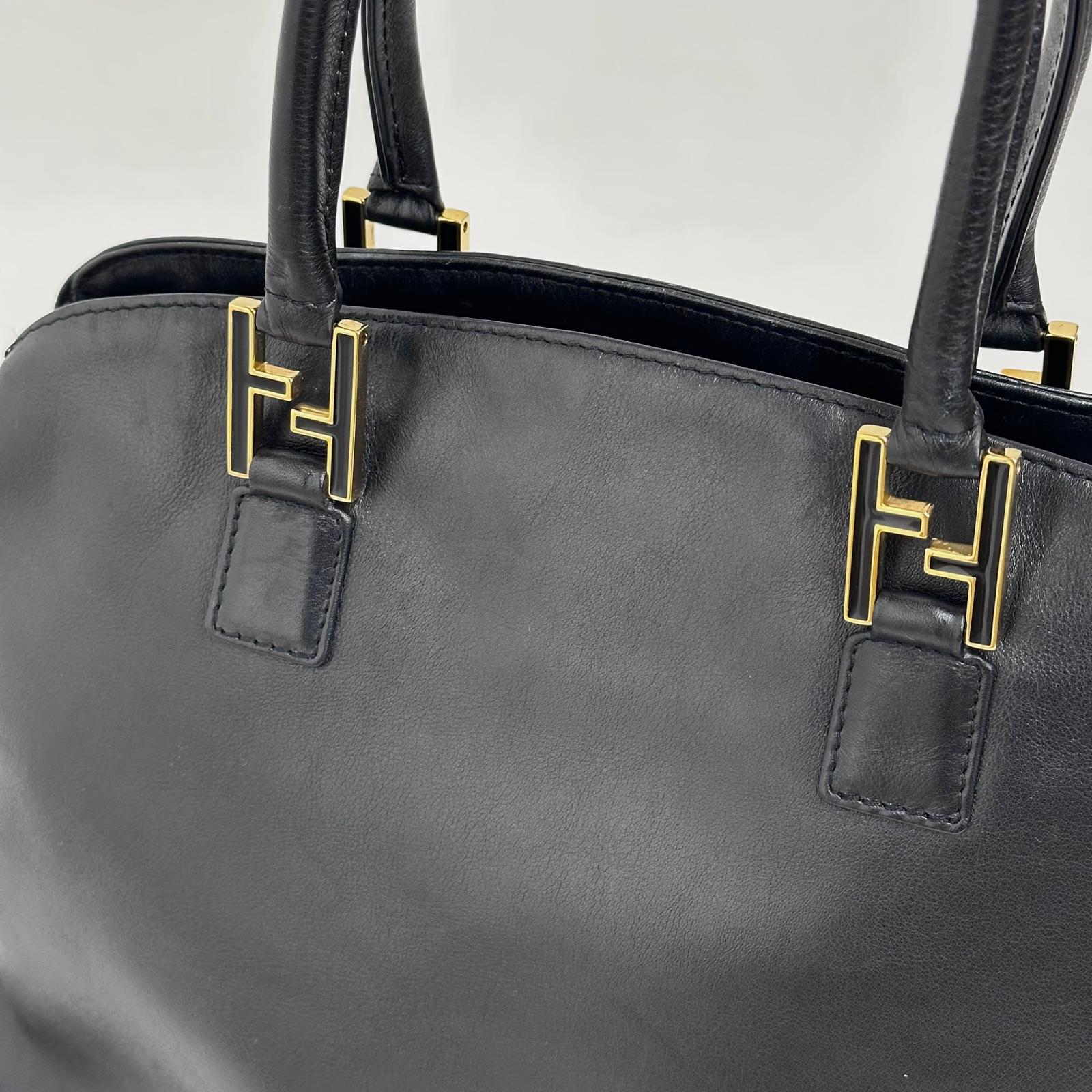 Fendi Borsa Vintage in Pelle Nera con Logo FF Dorato