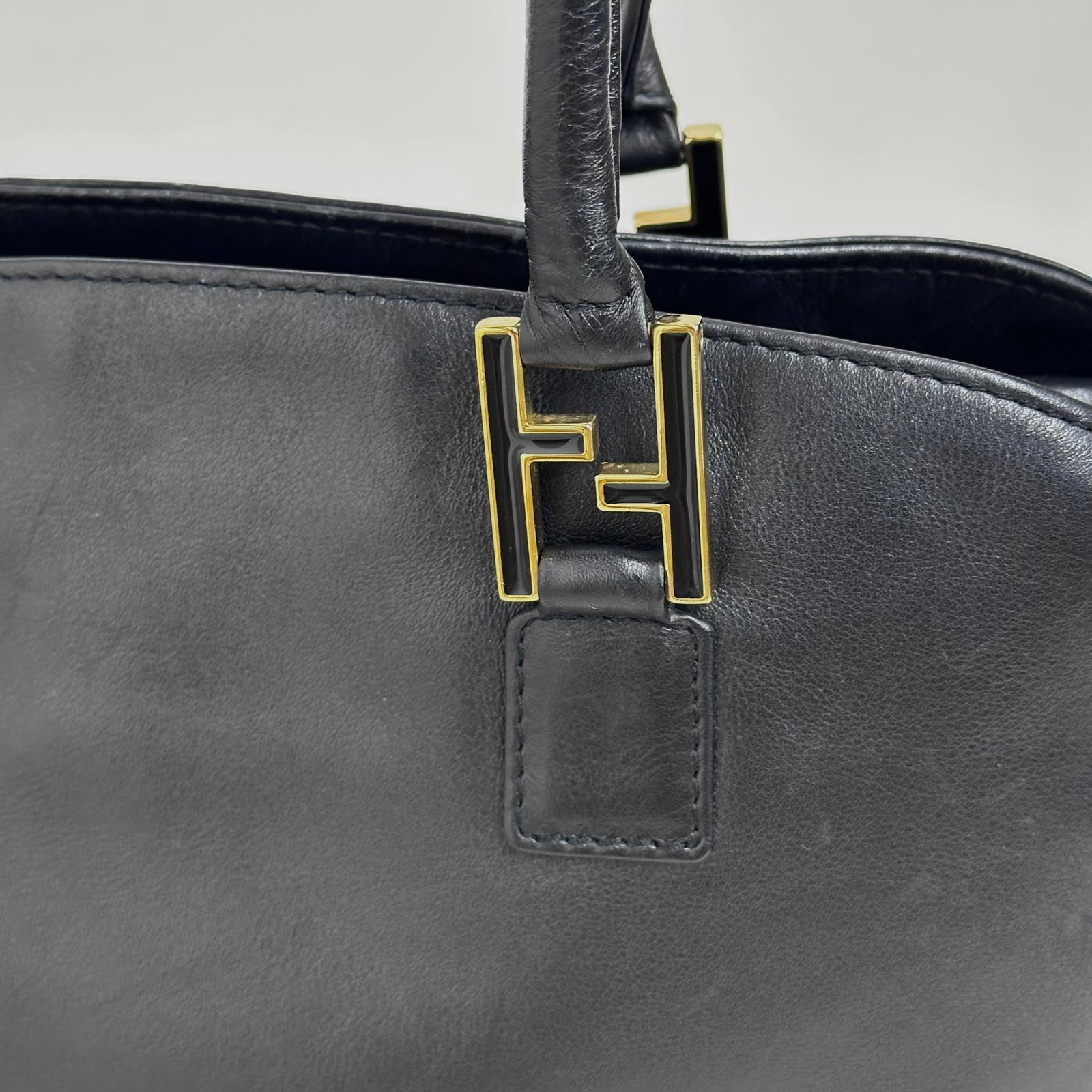 Fendi Borsa Vintage in Pelle Nera con Logo FF Dorato