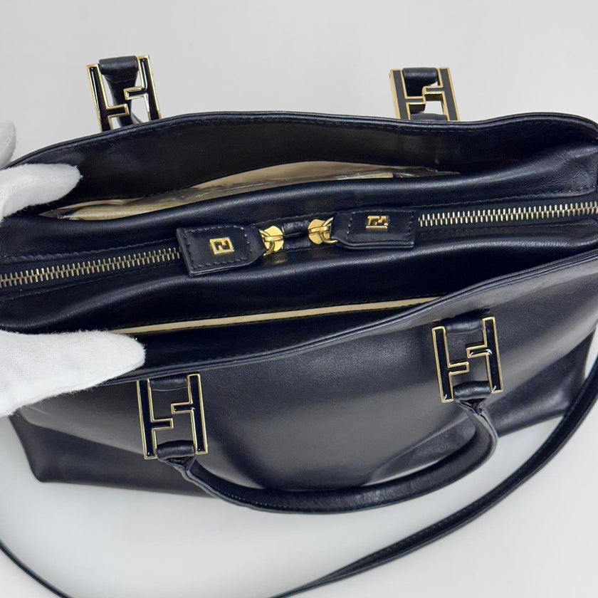 Fendi Borsa Vintage in Pelle Nera con Logo FF Dorato