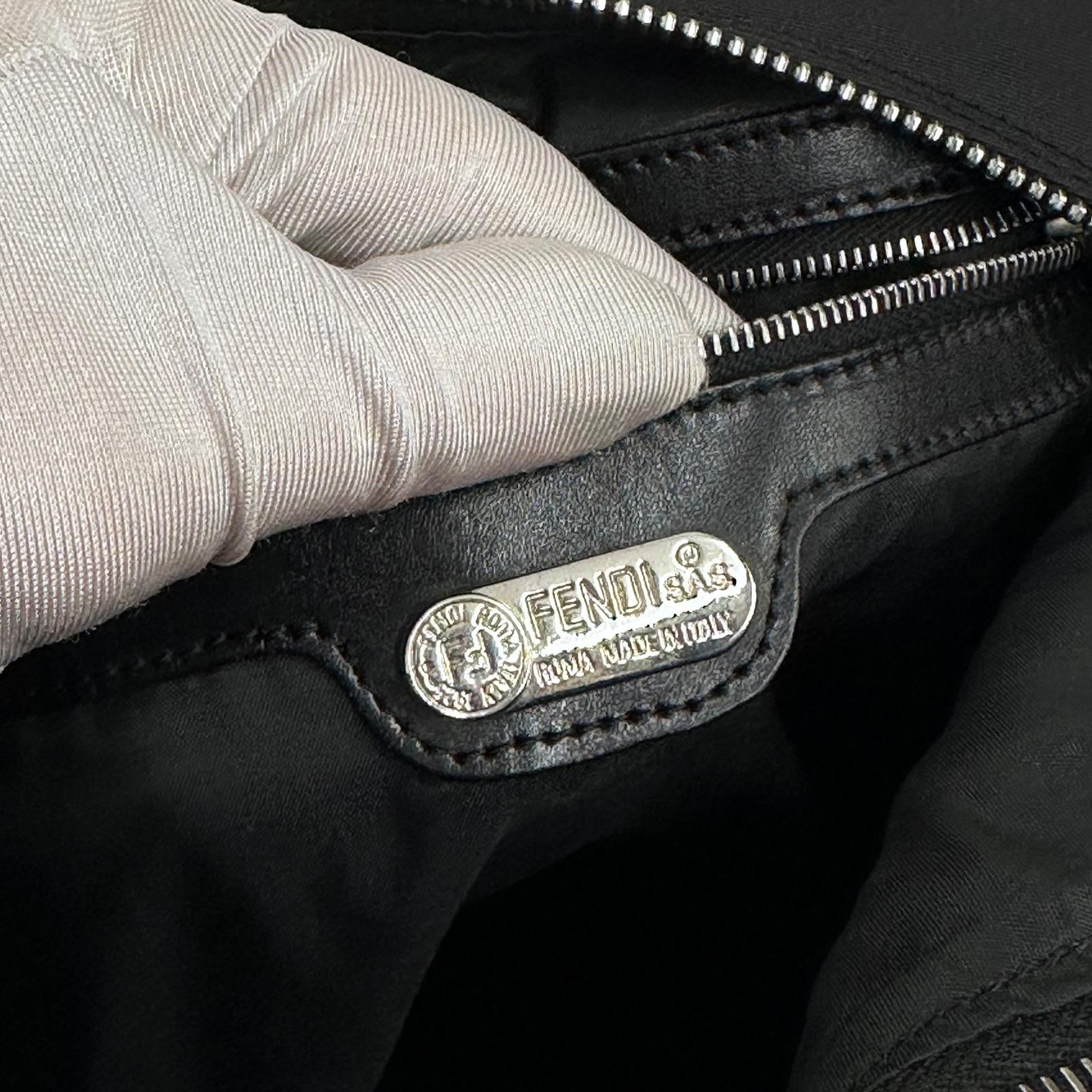 Fendi Borsa/Zaino in nylon nero con logo FF embossed