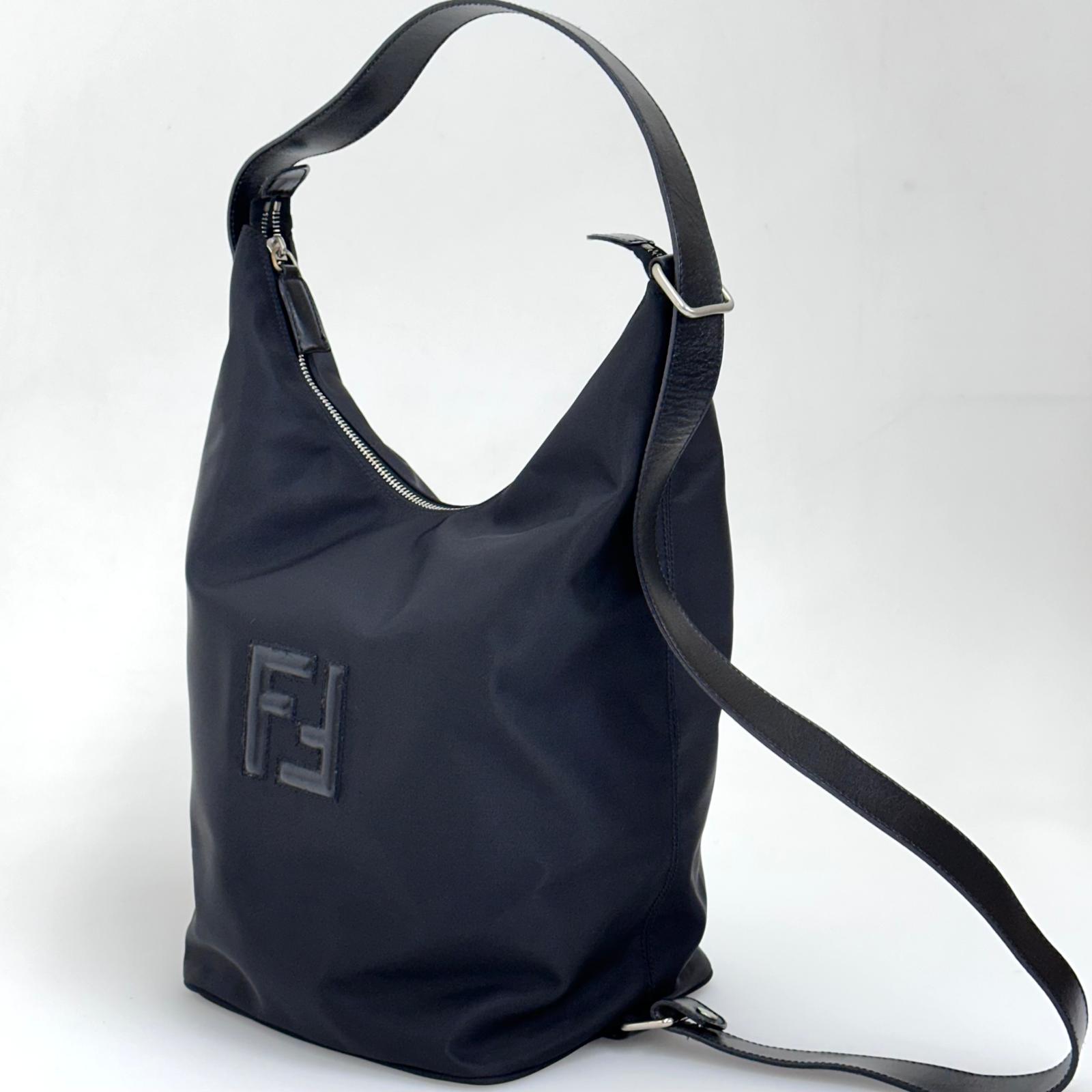 Fendi Borsa/Zaino in nylon nero con logo FF embossed