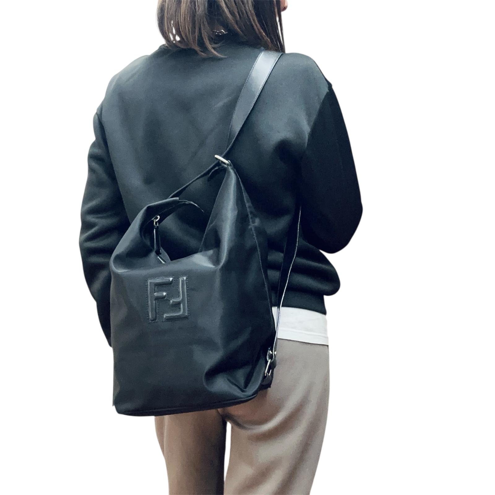 Fendi Borsa/Zaino in nylon nero con logo FF embossed