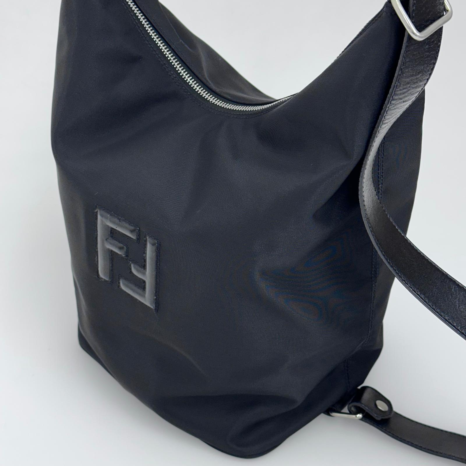 Fendi Borsa/Zaino in nylon nero con logo FF embossed